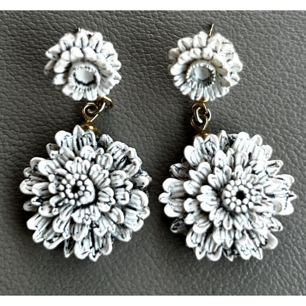 Vintage Floral Pierced Dangle Earrings White Resin?